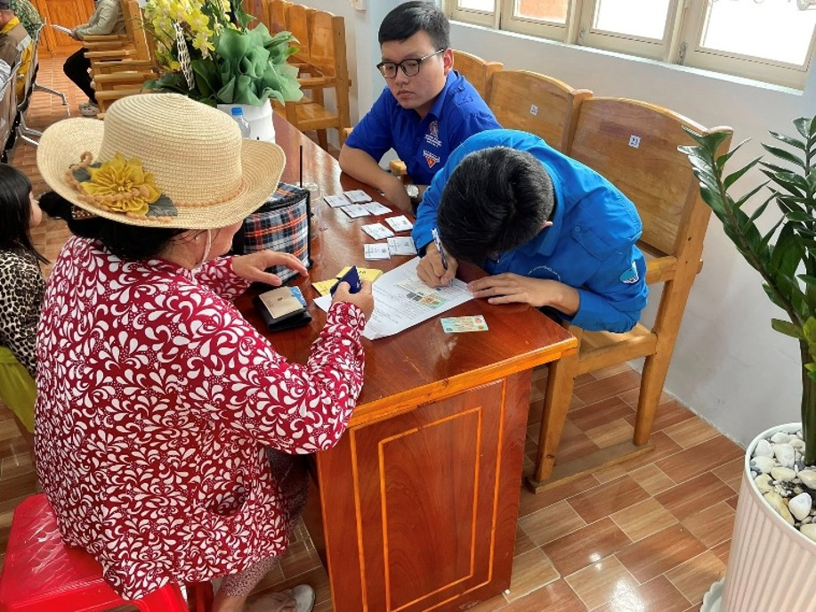 Sinh viên Sonadezi College tiên phong hỗ trợ vận hành chính quyền 2 cấp và số hóa dịch vụ công tại Phường Long Hưng